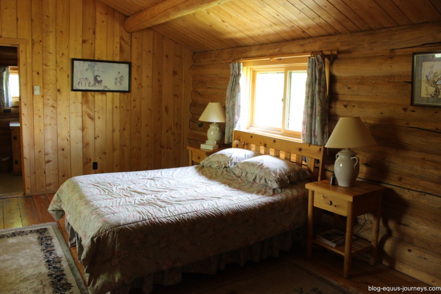 The ranch has several cosy cabins with a “Little house on the prairie” feel to it!